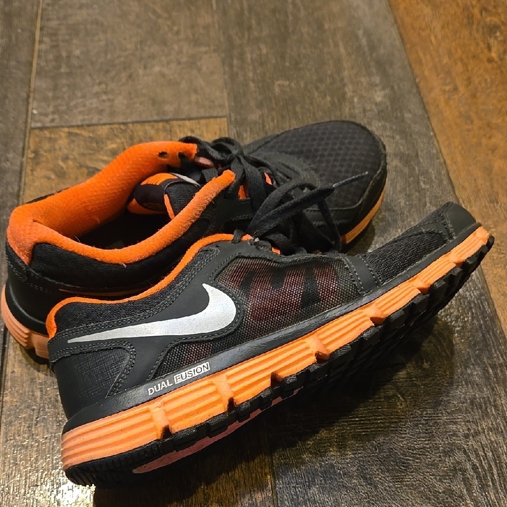 Nike Black and Coral Athletic Shoes - Picture 2 of 7